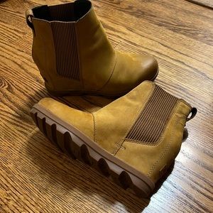Women's sorel joan of arctic wedge boot. Tan. Camel color size 8